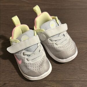 Nike toddler sneaker 4C